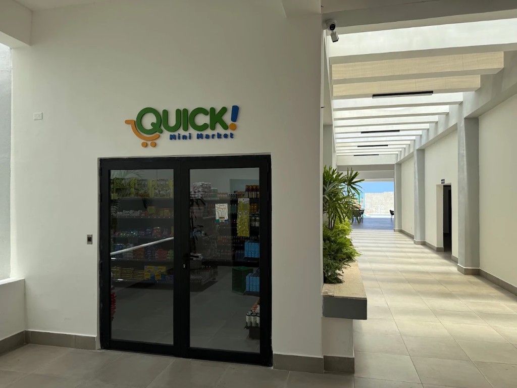 Pasillo residencial junto a un local para Quick!